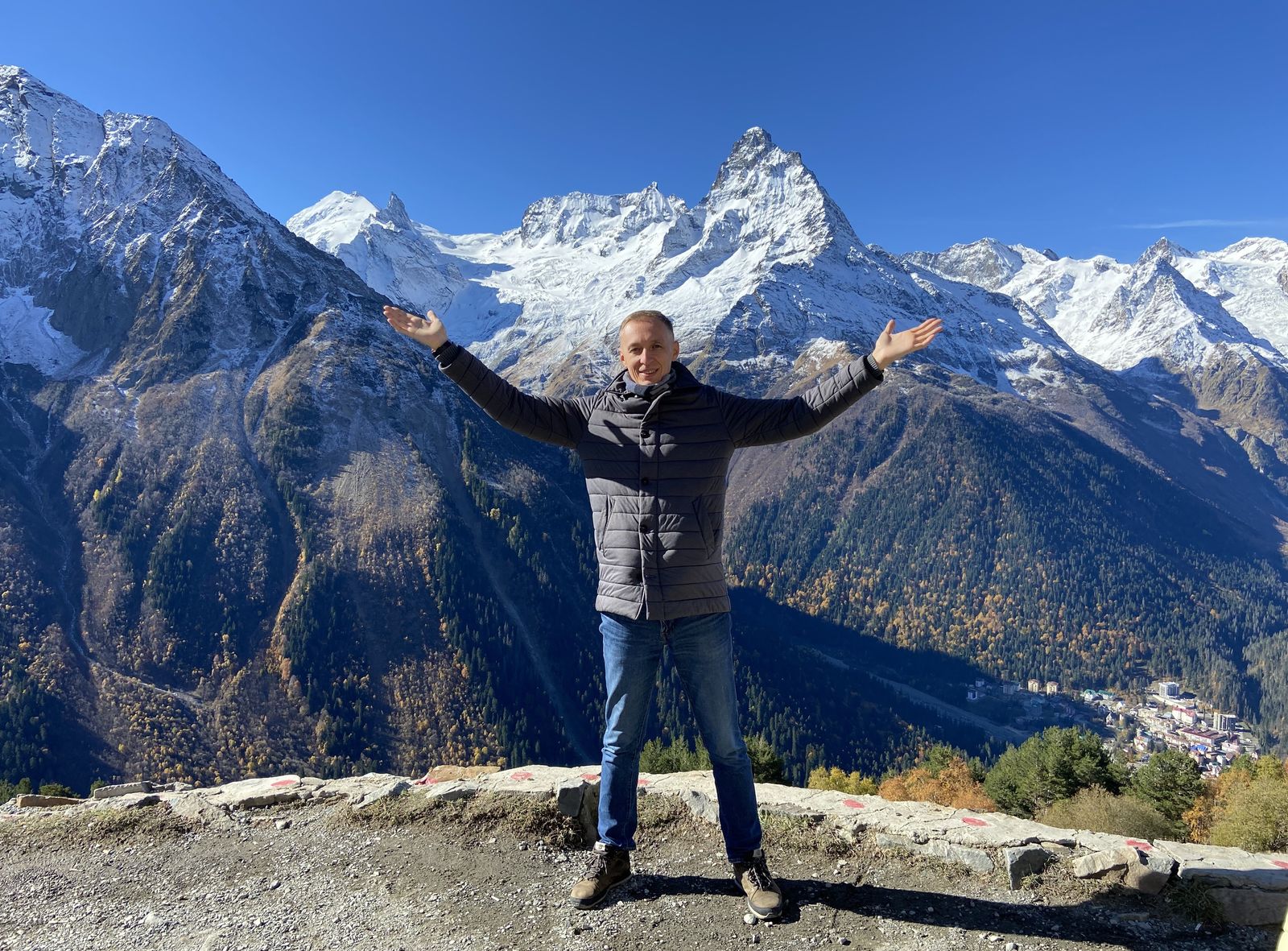 Алексей на фоне горных вершин