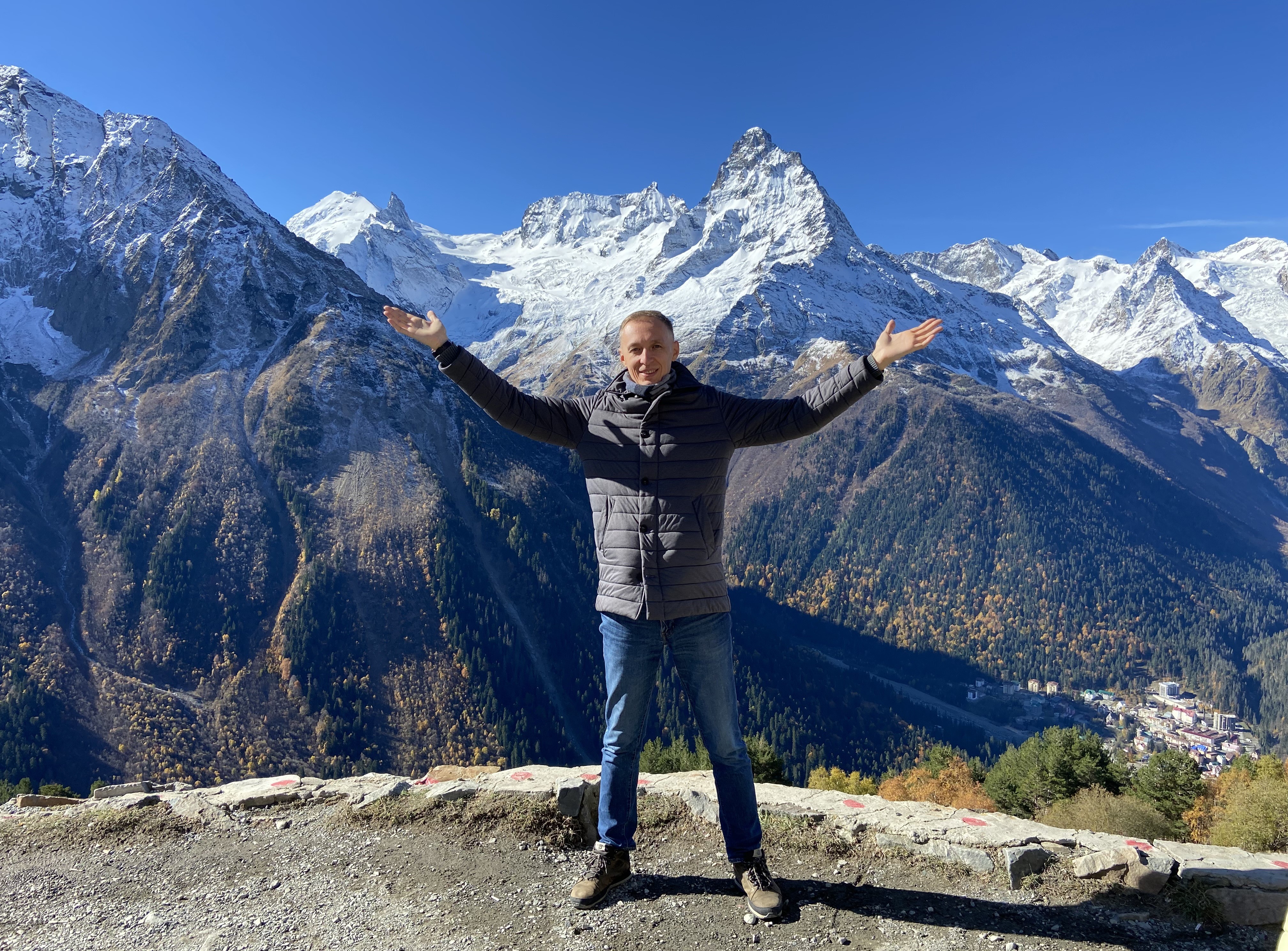 Алексей на фоне горных вершин