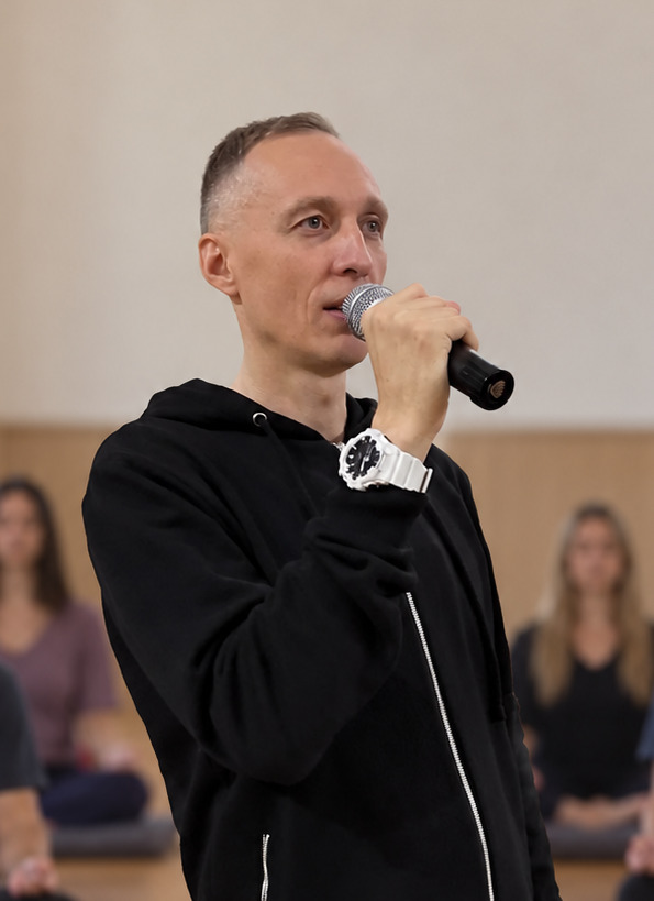 Алексей во время выступления с микрофоном